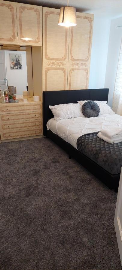 Bed and Breakfast Lizras Farnworth Exterior foto